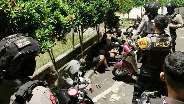 Tim Sparta Polresta Solo mengamankan MKS dan keenam temannya yang sedang pesta miras di lapangan Mini Cengklik Banjarsari, Solo. FOTO: Agung Santoso