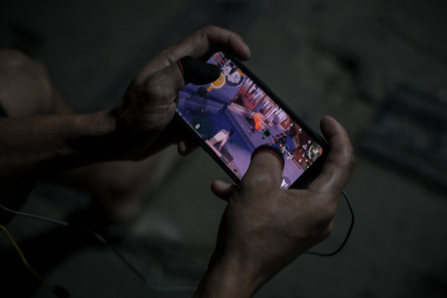 Ilustrasi Bermain Honor of Kings di Android atau iOS. Foto: Jamal Ramadhan/kumparan