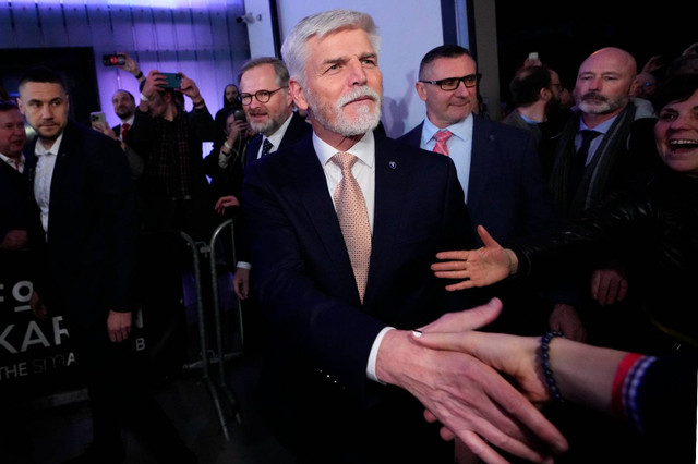 Presiden Republik Ceko terpilih Petr Pavel berjabat tangan dengan para pendukungnya usai pengumuman hasil awal pemilihan presiden di Praha, Republik Ceko, Sabtu, 28 Januari 2023.  Foto: Petr David Josek/AP Photo