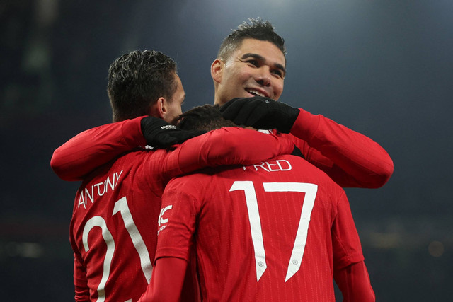 Pemain Manchester United Fred merayakan gol ketiga bersama rekan timnya saat hadapi Reading di Old Trafford, Manchester, Inggris, Sabtu (28/1/2023). Foto: Phil Noble/REUTERS