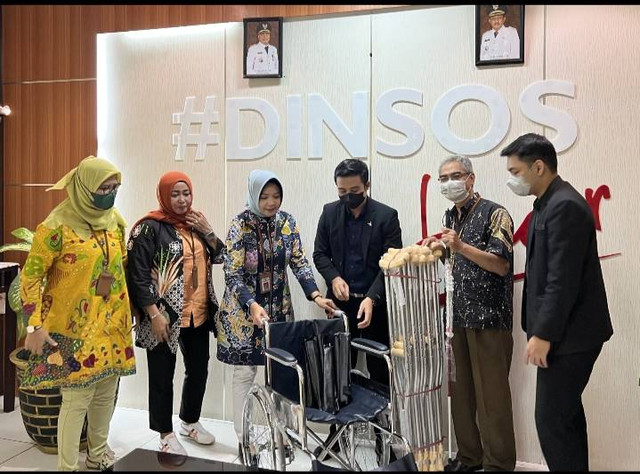 Penyerahan alat bantu jalan untuk difabel.
