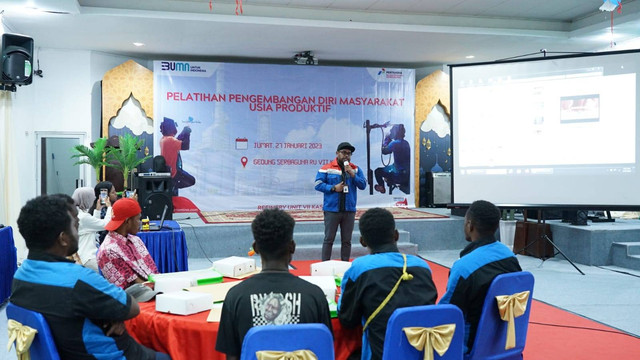 Area Manager Comm, Rel, CSR & Comp RU VII Kasim Dodi Yapsenang memberikan motivasi kepada Pemuda Kampung Klayas untuk lebih maju lagi