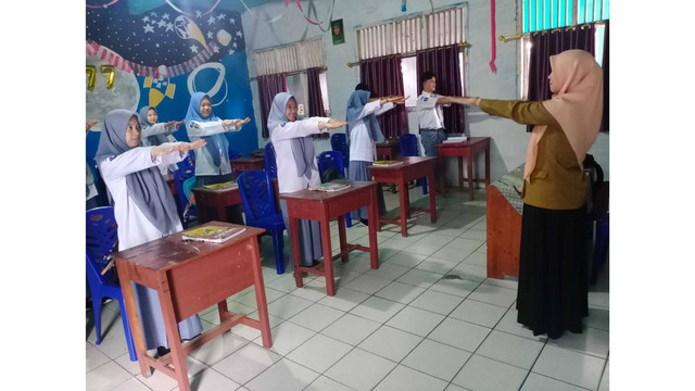Kegiatan ice breaking melatih konsentrasi di SMAS Muhammadiyah 1 Kotaagung Tanggamus, Lampung. Sumber: Dokumentasi Pribadi