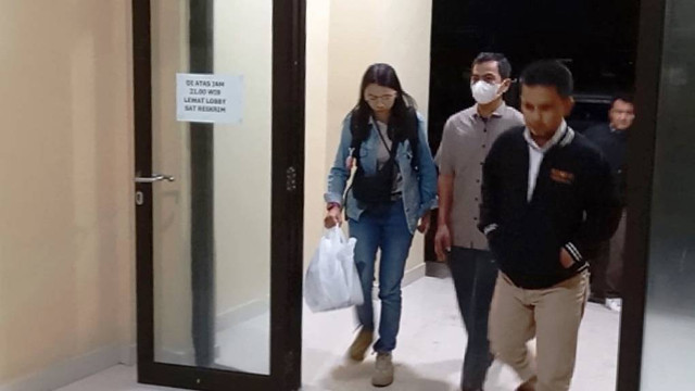 Sugeng Guruh Gautama (41) (tengah) bersama pengacaranya saat mendatangi Mapolres Cianjur. Foto: Dok. Istimewa