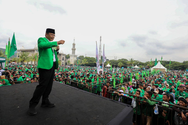 Muhamad Mardiono saat menyampaikan kebangkitan PPP di depan puluhan ribu peserta yang hadir dalam harlah ke-50 di Lapangan PT BCS Logistics Cilegon, Banten, Sabtu (28/1/2023). Foto: Dok. Istimewa