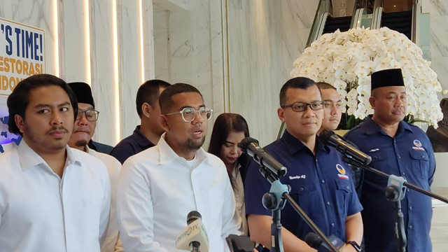 Putra Haji Lulung, Guruh Tirta (kedua kiri) sambangi NasDem Tower, nyatakan dukungan Anies Baswedan jadi capres di 2024. Foto: Dok. Istimewa