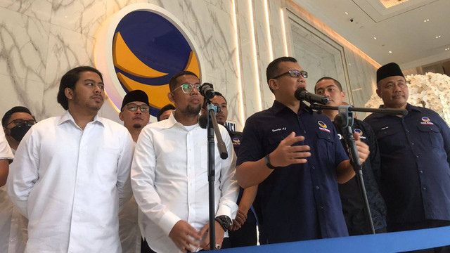Putra Haji Lulung, Guruh Tirta (kedua kiri) sambangi NasDem Tower, nyatakan dukungan Anies Baswedan jadi capres di 2024. Foto: Dok. Istimewa