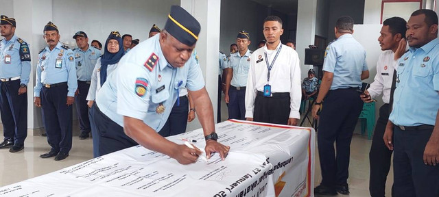 Kepala Lapas Kelas IIB Sorong tampak menandatangani pencanangan zona integritas wilayah bebas korupsi.