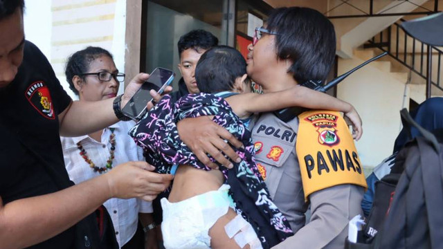 Bocah berumur 4 tahun, korban aniaya ayahnya sendiri. Foto Polresta Jayapura Kota
