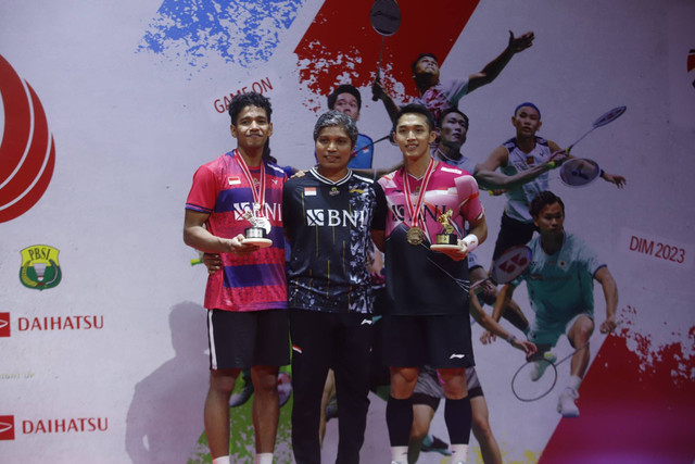 Tunggal putra Indonesia Jonatan Christie dan Chico Aura Dwi usai bertanding pada partai final Indonesia Masters 2023 di Istora Senayan, Jakarta, Minggu (29/1/2023). Foto: Iqbal Firdaus/kumparan