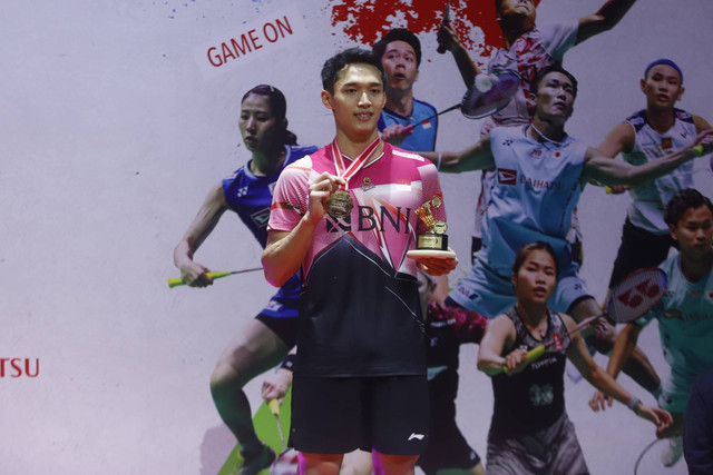 Tunggal putra Indonesia Jonatan Christie usai menjadi juara Indonesia Masters 2023 di Istora Senayan, Jakarta, Minggu (29/1/2023). Foto: Iqbal Firdaus/kumparan