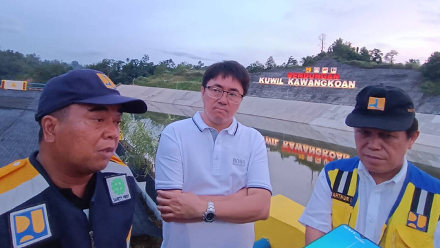 Kepala BWS Sulawesi 1 Manado I Komang Sudana (kiri), Walikota Manado Andrei Angouw (tengah), Direktorat Sungai dan Pantai Bob Arthur Lambogia (kanan) di Bendungan Kuwil Kawangkoan, Manado, Minggu (29/1/2023). Foto: Zamachsyari/kumparan