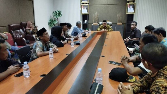Pertemuan antara Bupati Pasangkayu Yaumil Ambo Djiwa dengan warga Bambaloka terkait sengketa lapangan sepak bola. Foto: Dok. Diskominfopers Pasangkayu