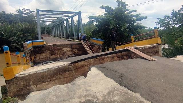 Jalan penghubung dekat Jembatan Minaesa di Kecamatan Wori, Kabupaten Minahasa Utara putus sejak Jumat (27/1).