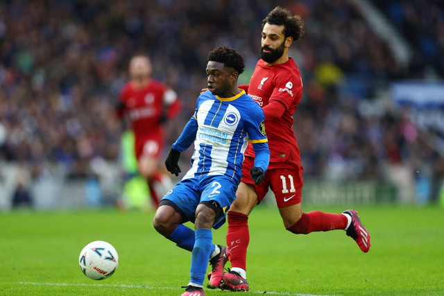 Pemain Brighton & Hove Albion Tariq Lamptey beraksi dengan pemain Liverpool Mohamed Salah di Stadion Komunitas American Express, Brighton, Inggris, Minggu (29/1/2023). Foto: Action Images via Reuters/Matthew Childs