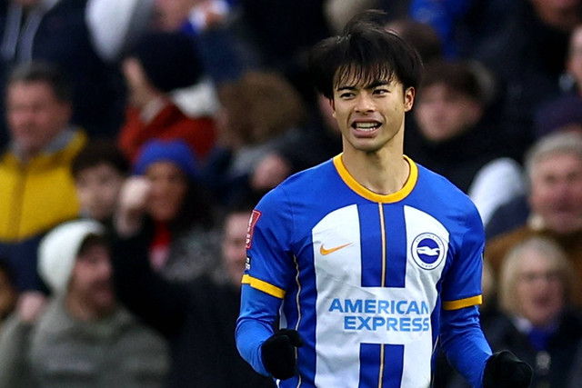 Pemain Brighton & Hove Albion Kaoru Mitoma merayakan gol kedua mereka saat hadapi Liverpool di Stadion Komunitas American Express, Brighton, Inggris, Minggu (29/1/2023). Foto: David Klein/REUTERS