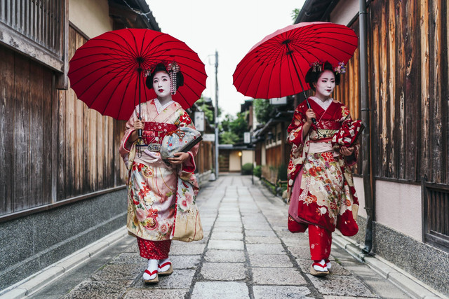 Ilustrasi Geisha berjalan di jalan Gion di Kyoto Jepang. Foto: Juri Pozzi/Shutterstock
