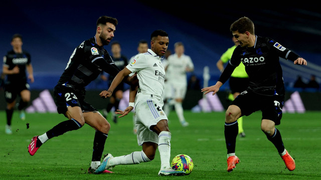Pemain Real Madrid Rodrygo beraksi bersama pemain Real Sociedad Brais Mendez dan Aihen Munoz di Stadion Santiago Bernabeu, Madrid, Spanyol, Minggu (29/1/2023). Foto: Isabel Infantes/REUTERS