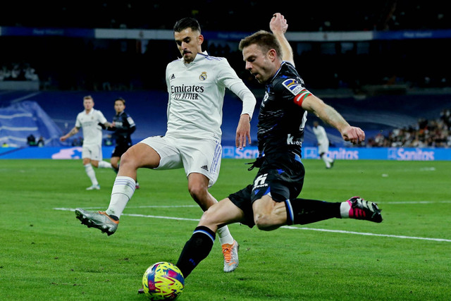 Pemain Real Madrid Dani Ceballos beraksi bersama pemain Real Sociedad Asier Illarramendi di Stadion Santiago Bernabeu, Madrid, Spanyol, Minggu (29/1/2023). Foto: Isabel Infantes/REUTERS