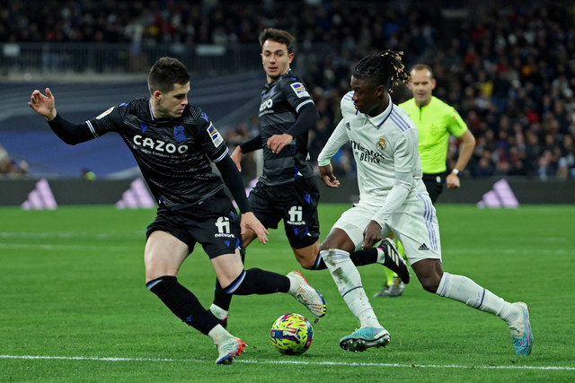 Pemain Real Madrid Eduardo Camavinga beraksi bersama pemain Real Sociedad Aritz Elustondo di Stadion Santiago Bernabeu, Madrid, Spanyol, Minggu (29/1/2023). Foto: Isabel Infantes/REUTERS