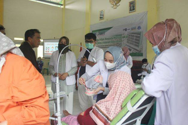 Pemeriksaan kesehatan pada pengabmas IPE FK dan FKG UNIMUS. Sumber : Dokumentasi Humas UNIMUS