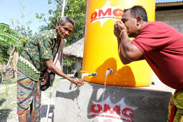 Sukarelawan Orang Muda Ganjar NTT bangun penampungan air dan memasang pompa untuk warga di Desa Tuapukas, Timor Tengah Selatan, Minggu (29/1/2023). Foto: Dok. Istimewa