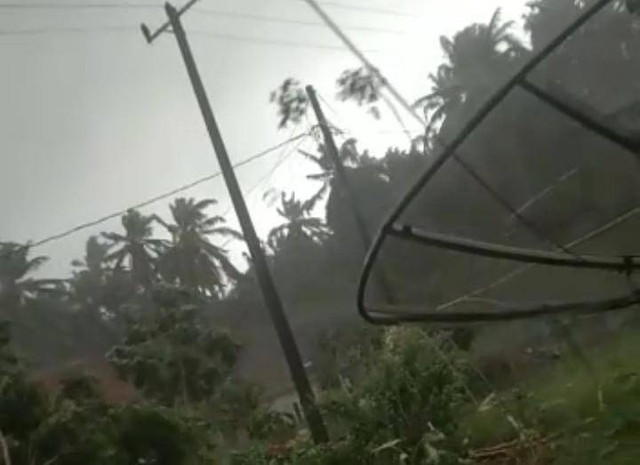 Angin kencang di Tanggamus, Lampung, Minggu (29/1). | Foto: Ist