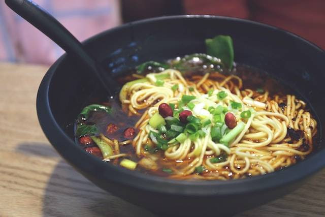 Ilustrasi bakmi enak di jakarta barat, Foto oleh tommao wang di Unsplash