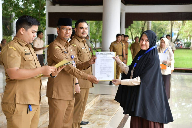 Penyerahan SK kontrak tahun 2023 kepada tenaga honorer di lingkungan Setda Aceh. Foto: Adpim Aceh