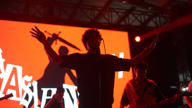 Penampilan FEAST dalam rangkaian konser multiverse di Palembang berhasil memukau penggemarnya, Senin (30/1) Foto:prima/Urban Id