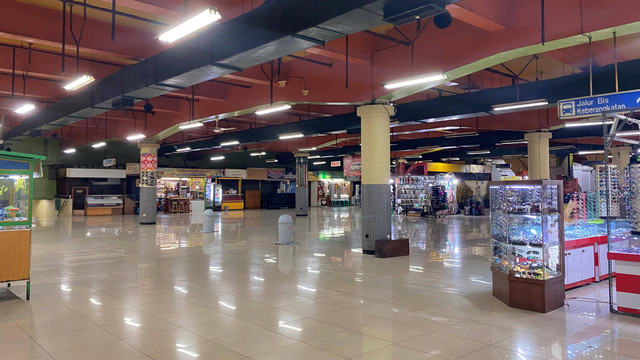 Suasana Mal Blok M, Jakarta Selatan, yang sepi tak ada pengunjung dan banyak tenant yang tutup. Foto: Alfadillah/kumparan