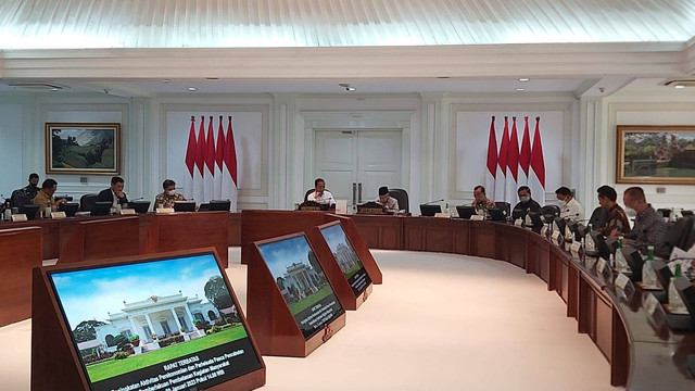 Presiden Joko Widodo didampingi Wapres Ma'ruf Amin membuka rapat terbatas. Foto: Nadia Riso/kumparan