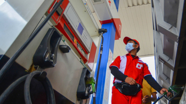 Petugas mengisi BBM bersubsidi untuk pengendara di SPBU Kota Payakumbuh, Sumatera Barat, Senin (30/1/2023).  Foto: Iggoy el Fitra/ANTARA FOTO