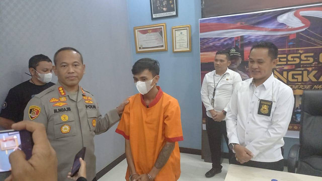 Kapolrestabes Palembang, Kombes Pol Mokhamad Ngajib saat menunjukkan kurir ganja EF, Foto : Istimewa