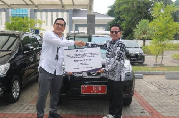 Penyaluran satu unit mobil operasional kepada pihak IAIN Kendari. Foto: Istimewa