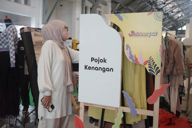 Salah satu pengunjung Pojok Kenangan (Minggu, 29/01/2023) di Jakhumfest, Pos Bloc, Jakarta Pusat kemarin. Pakaian yang dijual merupakan barang-barang artis yang mempunyai kenangan dengan barang tersebut.