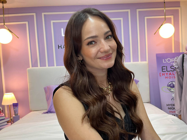 Enzy Storia di acara peluncuran The Hyaluronic Lab di Mal Gandaria City, Jakarta Selatan, Kamis (26/1). Foto: Regina Kunthi Rosary/kumparan