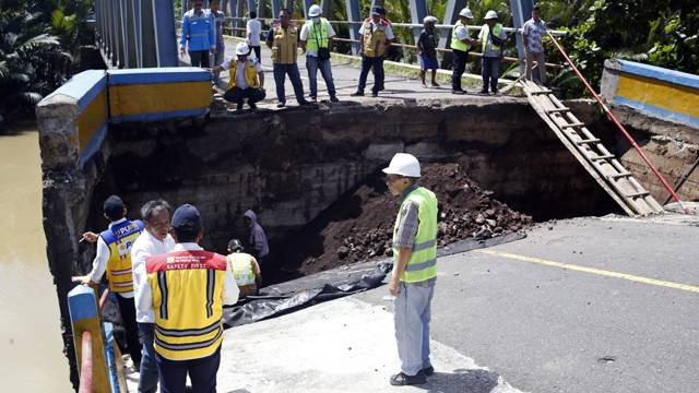 BPJN Sulawesi Utara saat meninjau kerusakan Oprit atau Jalan Pendekat Jembata di Desa Minaesa Talawaan Bajo, Kecamatan Wori, Kabupaten Minahasa Utara.