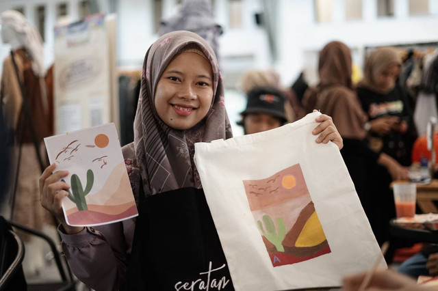 Salah satu pengunjung memerkan hasil karyanya bersama Seratan Studio, melukis dengan materi tas sebagai medianya, serta pengunjung dapat membawa pulang. Keseruan Jakhumfest #3 menjadi tombak untuk mengajak kepedulian bagi kalangan milenial. (Minggu, 29/01/2023)