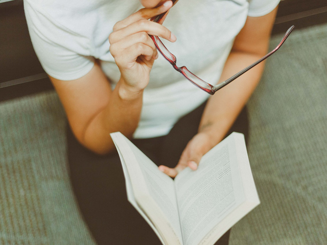 Ilustrasi tentang bagaimanakah bentuk cerita teks inspirasi. Sumber: pexels.com.