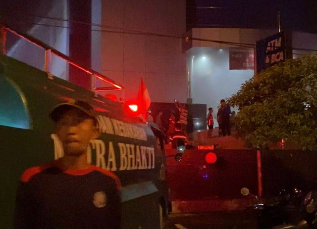 Gedung BCA KCU Ahmad Yani Pontianak alami kebakaran pukul 05.00 WIB, pada Selasa, 31 Januari 2023. Foto: Leo Prima/Hi!Pontianak