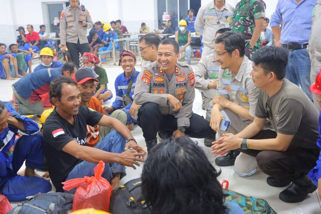 Kapolres Halmahera Tengah, AKBP Faidil Zikri, saat duduk bersama karyawan korban kebakaran 10 mes. Foto: Istimewa
