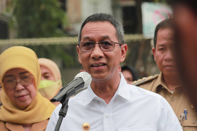 Pj Gubernur DKI Jakarta Heru Budi Hartono mengunjungi RPTRA Tri Putra Persada Hijau di Semper Barat, Cilincing, Jakarta Utara, Selasa (31/1/2023). Foto: Jamal Ramadhan/kumparan