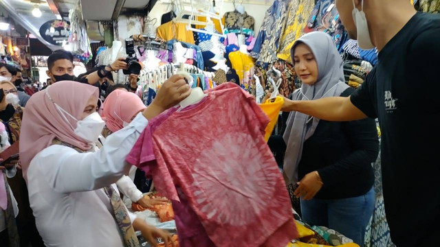 Ibu Negara Iriana Jokowi (kiri) mengunjungi Pasar Beringharjo, Kota Yogyakarta, Selasa (31/1/2023). Iriana sempat menyanyikan Indonesia Raya saat pukul 10.00 WIB di pasar tersebut. Foto: Arfiansyah Panji/kumparan