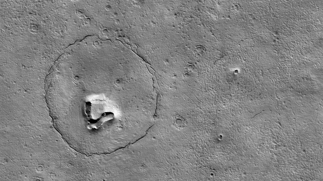 Wajah beruang raksasa sedang tersenyum terlihat di permukaan Mars.  Foto: NASA/JPL-Caltech/UArizona