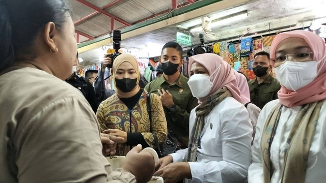 Iriana Joko Widodo (kedua dari kanan) saat memborong batik di Pasar Beringharjo, Yogyakarta, Selasa (31/1/2023). Foto: Maria Wulan/Tugu Jogja