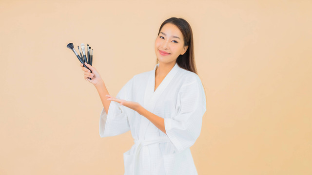 Ilustrasi perempuan menggunakan kuas makeup. Foto: Lifestyle Travel Photo/shutterstock