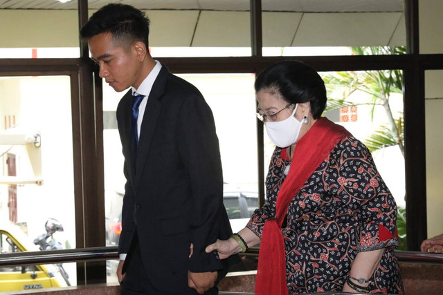 Gibran Rakabuming Raka dampingi Megawati Soekarnoputri sebelum perpecahan Jokowi-Megawati. Foto: Humas Pemkot Solo