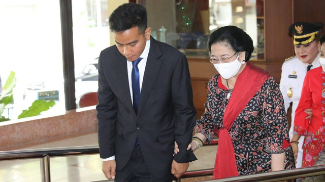 Gibran Rakabuming Raka dampingi Megawati Soekarnoputri. Foto: Humas Pemkot Solo
