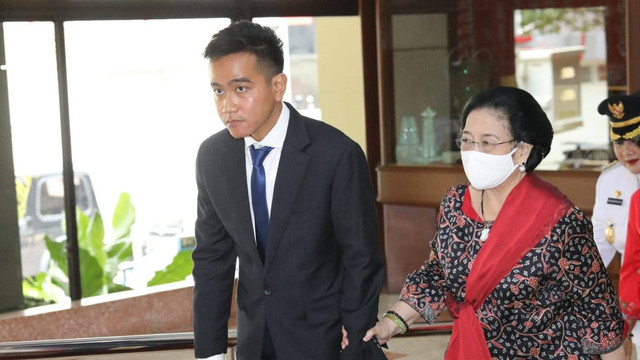 Ketua Umum PDIP, Megawati Soekarnoputri, menggandeng tangan Wali Kota Solo, Gibran Rakabuming Raka. FOTO: Istimewa